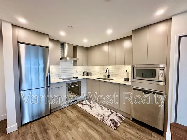 1471 Saint Paul St #801, Kelowna, BC V1Y 0K7