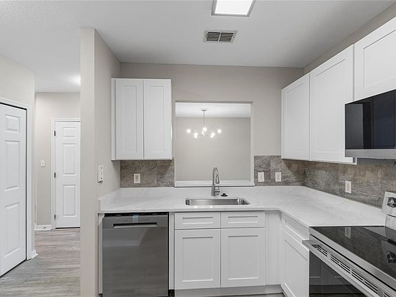 4th image of 522 Villa Del Sol Cir APT 201