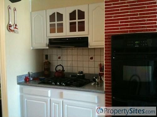 3rd image of 624 Dwight St