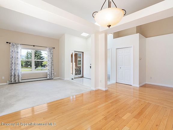 4th image of 301 Roan Creek Dr