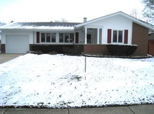 933 Cedar Ln, Elk Grove Village, IL 60007