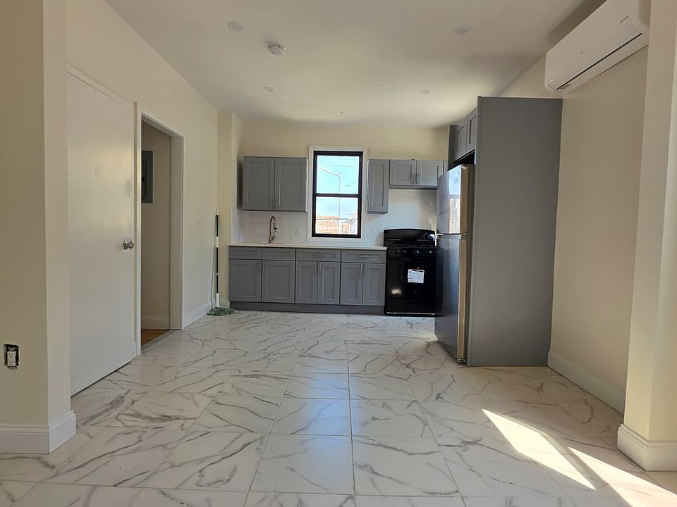 1st image of 60-42 54th Pl