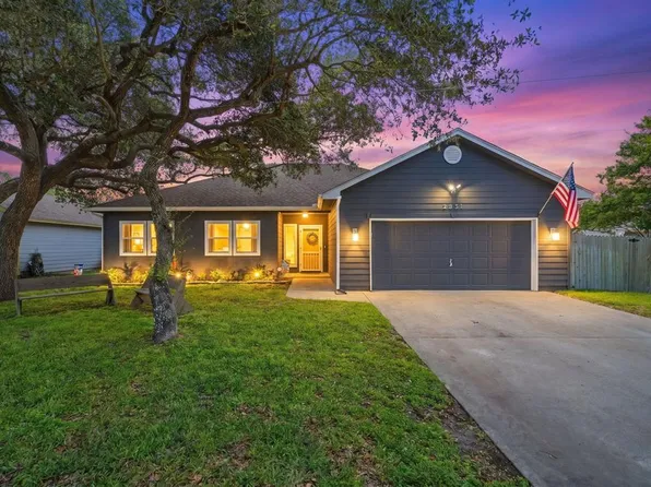2631 Encina Dr, Rockport, TX 78382