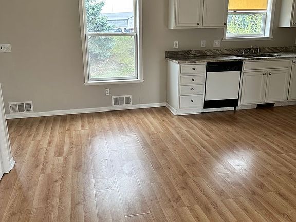 4th image of 96 E Montcalm St