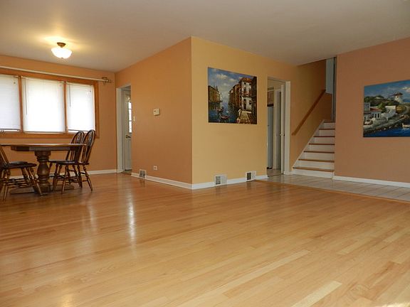 3rd image of 1033 S Pine Ave