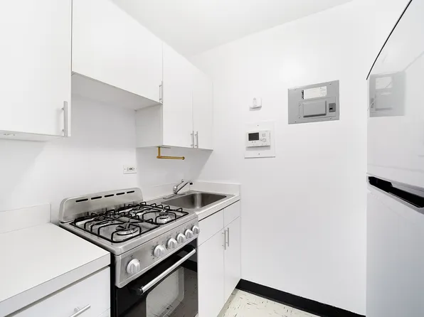 321 East 45th Street 8B image 3 of 6