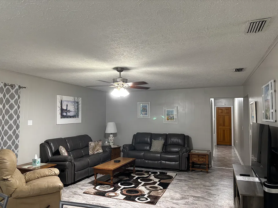 11717 Douglas Ln