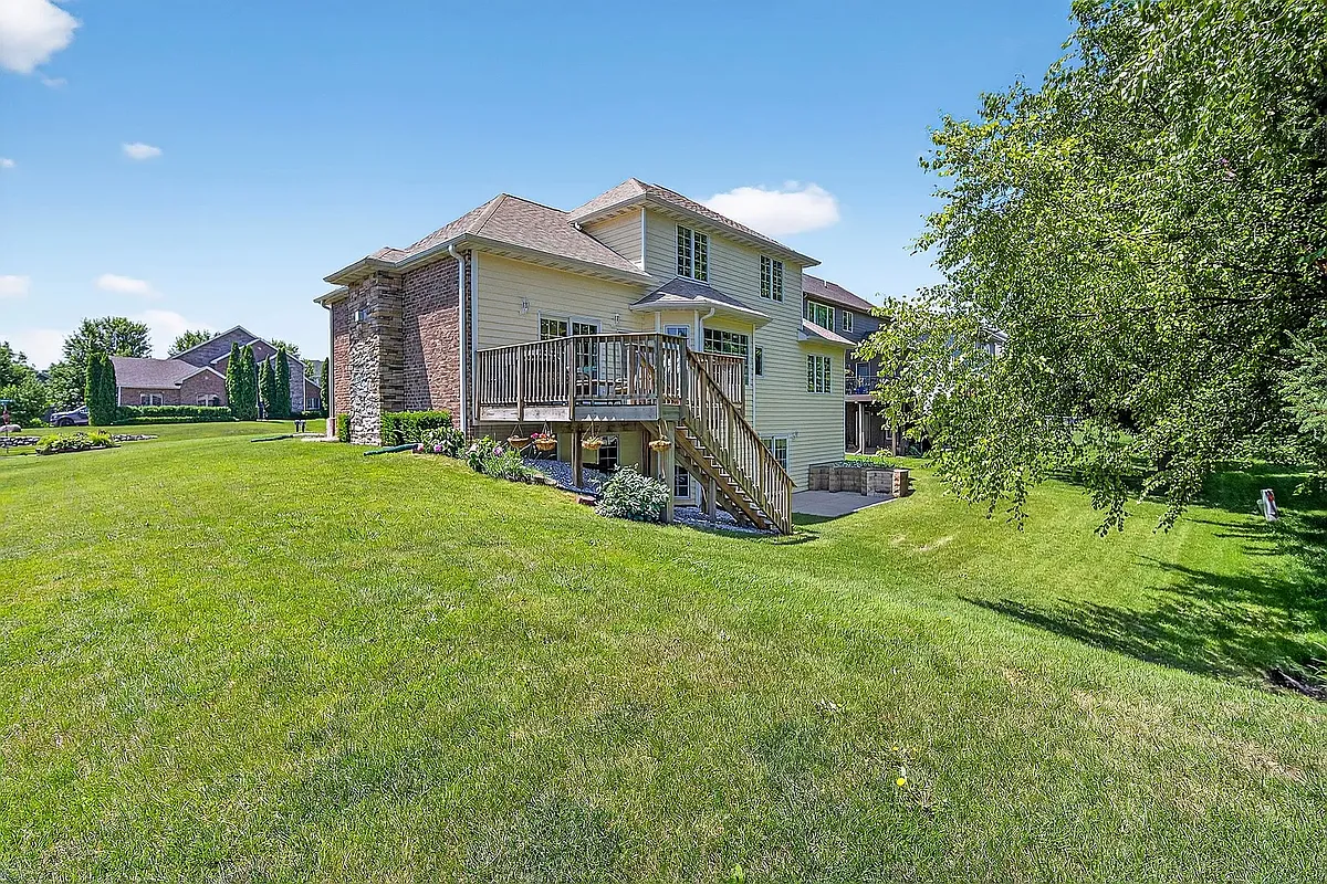 Building Photo - 9425 Woodland Dr