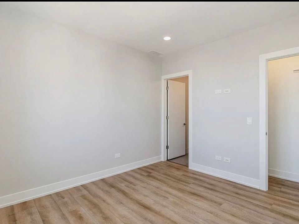1st image of 3729 W Belmont Ave #404