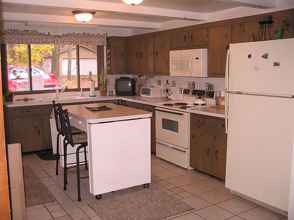 3rd image of 2916 Portage Lake Dr