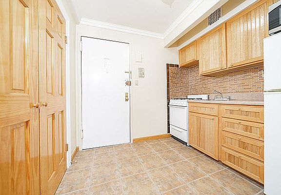2nd image of 250 W 10th St #721