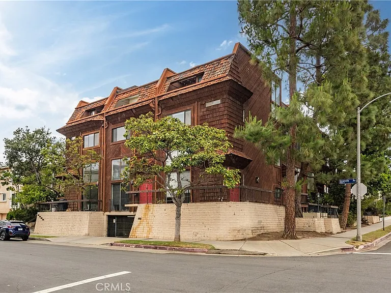 984 Granville Ave — Photo 14