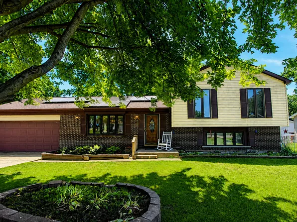 2309 W Edgewood Ln, McHenry, IL 60051