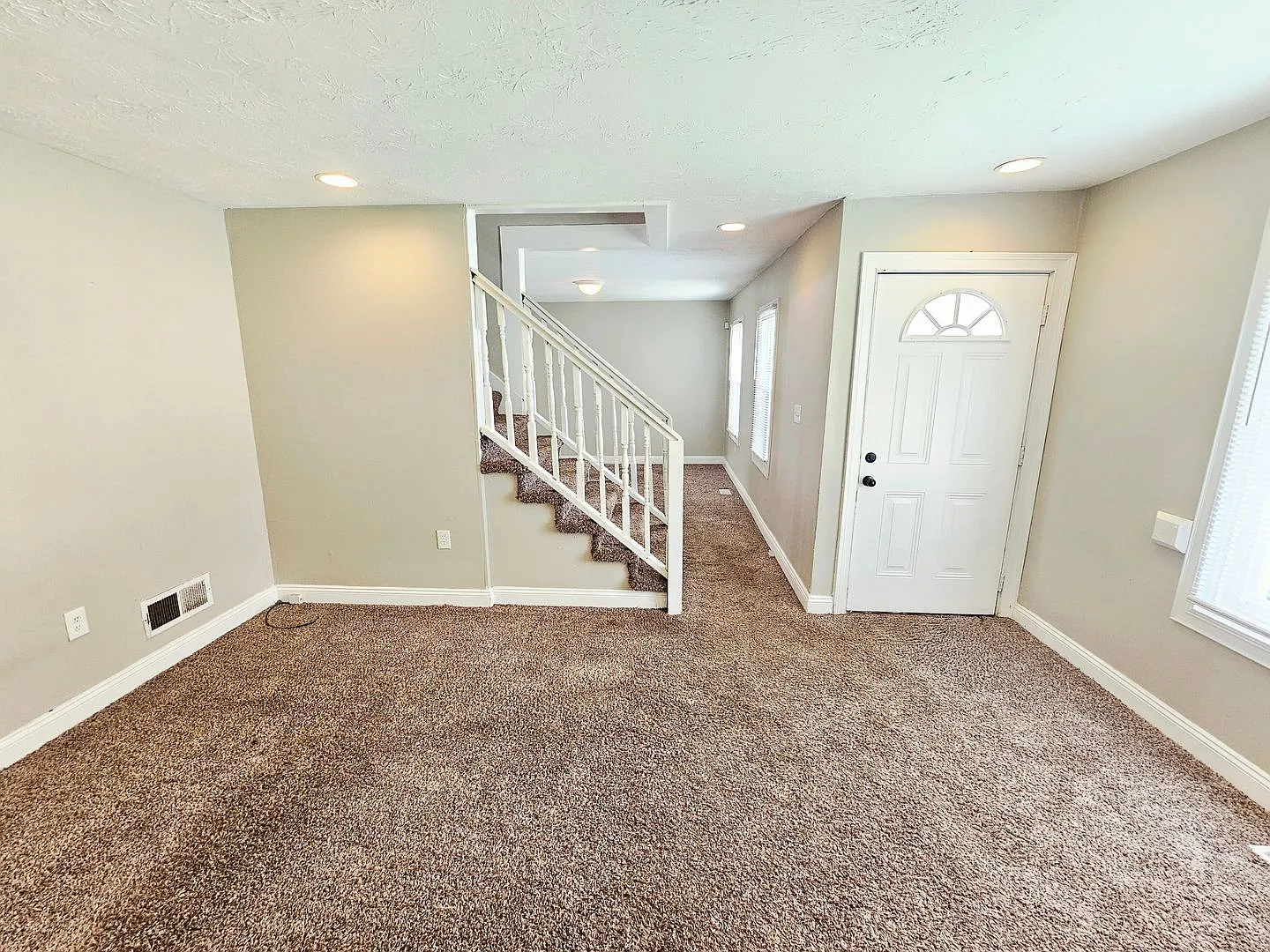 Available Now! 3 Bedroom Home with Central Air — Photo 2