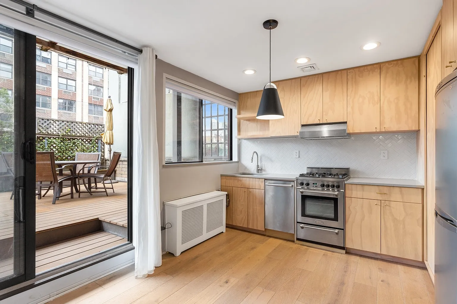 215 E 24th St APT 817 photo 1