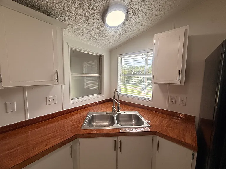 1051 Hawthorn St — Photo 26