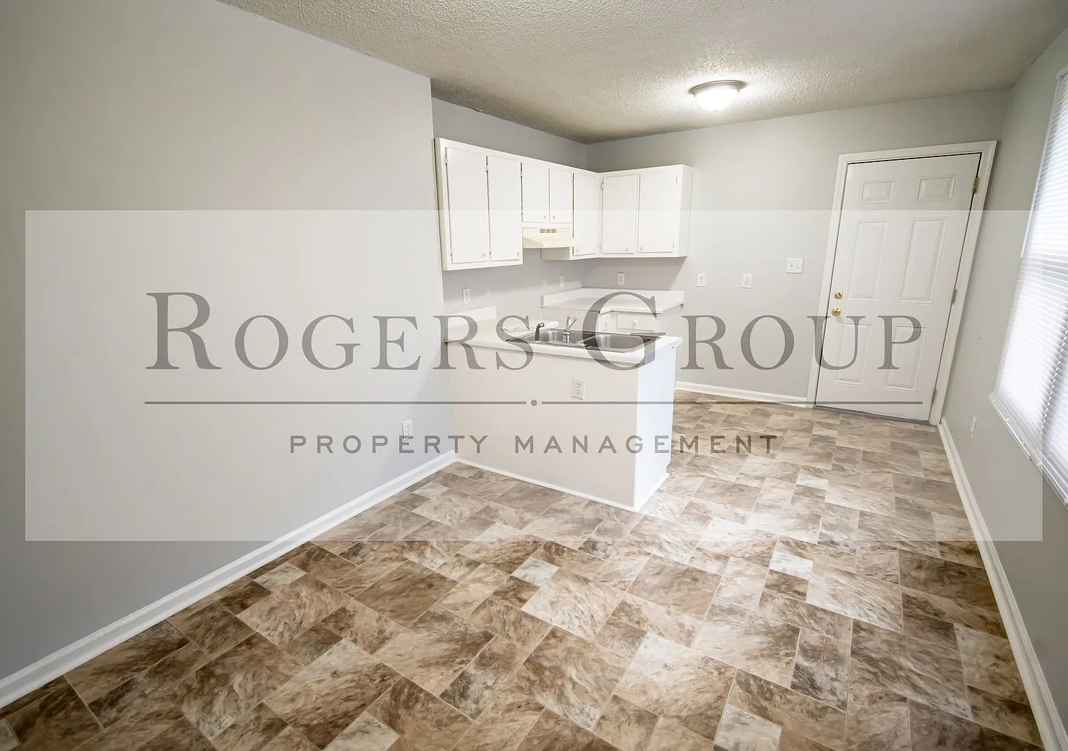 #233 - 100-102 Holly Ct Duplex — Photo 3