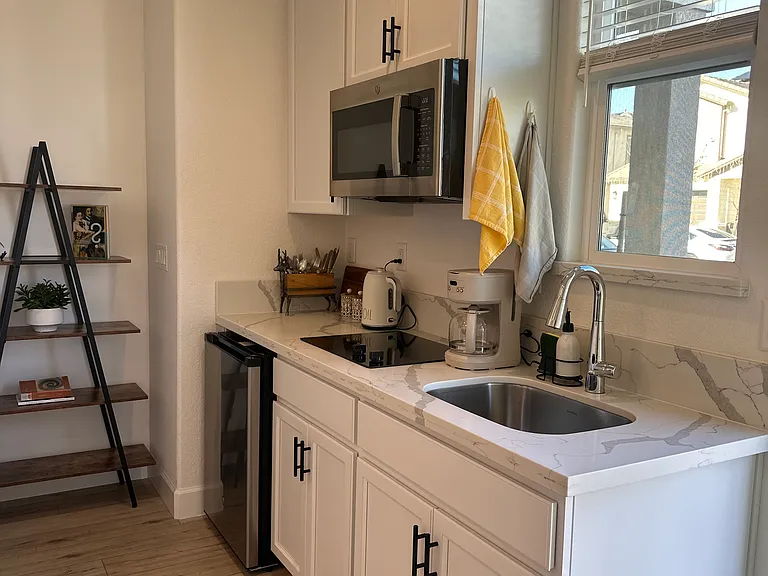 brand new, furnished kitchen