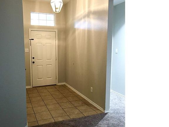 3rd image of 924 Oak Hollow Ln