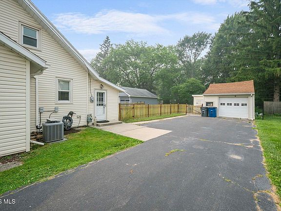 4th image of 103 Silver Maple Dr