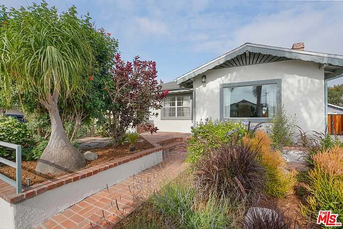 6322 S Harcourt Ave — Photo 1