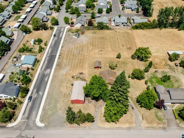 915 Sommerville Loop, Harrisburg, OR 97446