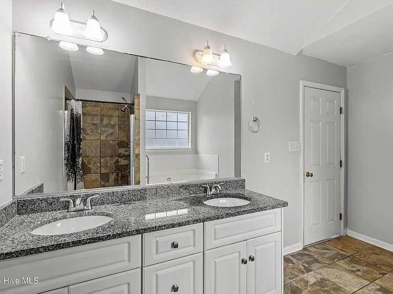 546 Jackson St — Photo 32