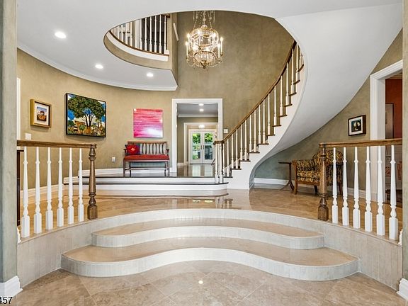2nd image of 9 Canterbury Ln