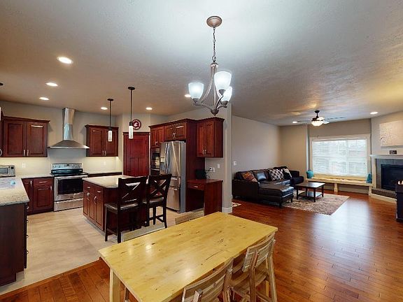 3rd image of 625 SE Edge Knoll Dr