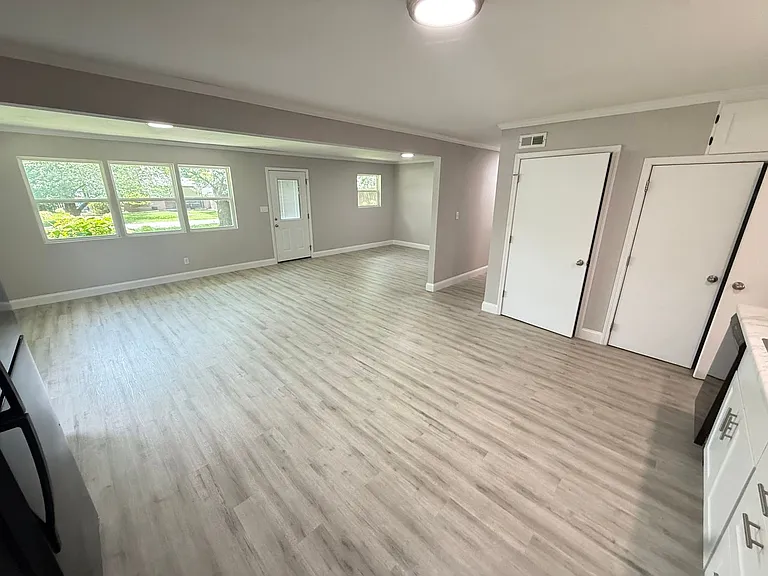 1477 E Lindberg St — Photo 6