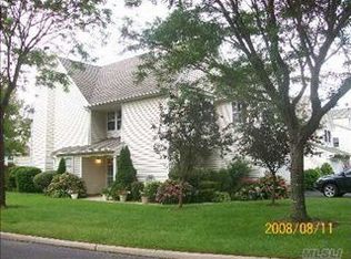 60 Erin Ln, East Setauket, NY 11733
