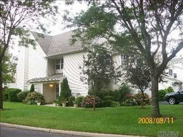 60 Erin Ln, East Setauket, NY 11733