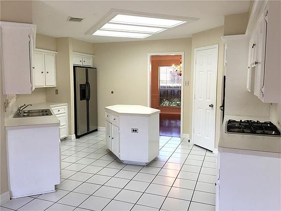 3rd image of 1704 Wessex Cir