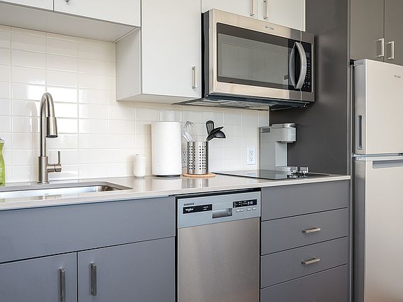 3rd image of 1375 N Killingsworth St #408
