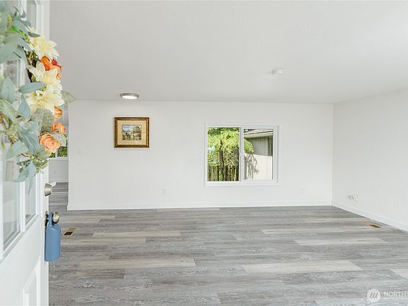 3rd image of 251 Washington Harbor Rd