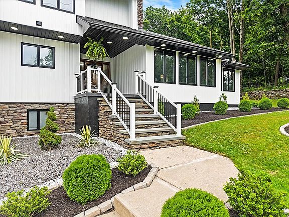 5th image of 151 Carol Dr