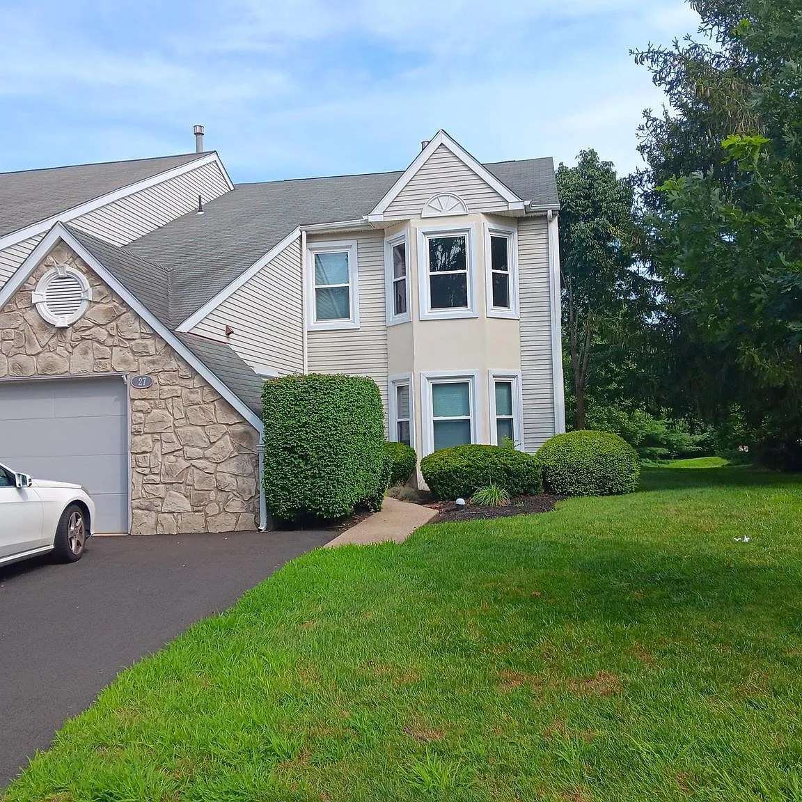 3 bed, 2.5 bath, 2212 sqft, $3,400 — Photo 2