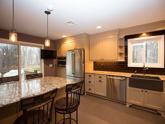 3rd image of 6 Lochness Ln
