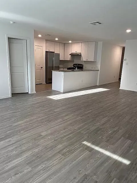 4 bed, 1668 sqft, $2,050 — Photo 3