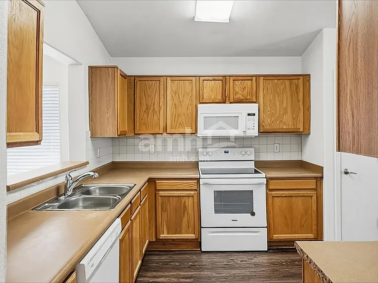 1505 S 81st Dr — Photo 3