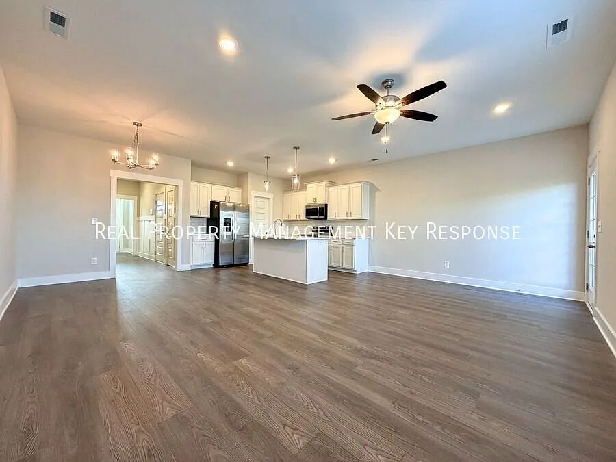 Upscale Living, Great Community Amenities, Unbeatable Location! — Photo 3