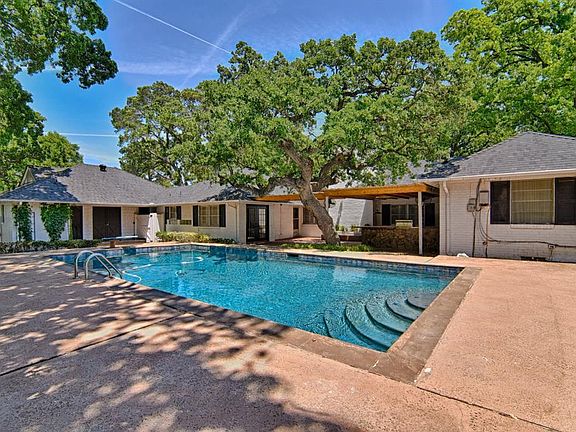 2nd image of 940 Meadow Oaks Dr