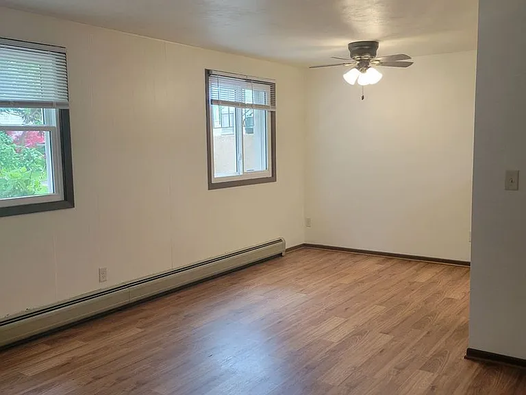 102 E Wisconsin St — Photo 3