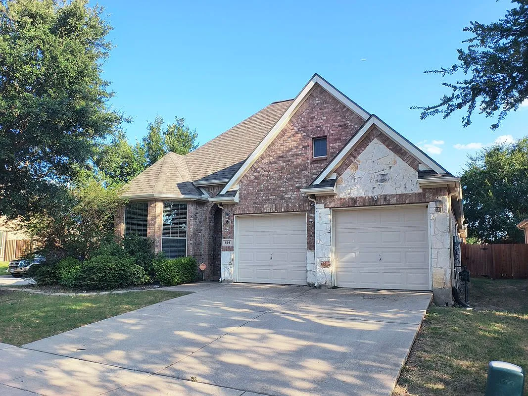 4 bed, 2.0 bath, 2024 sqft, $2,295 — Photo 2