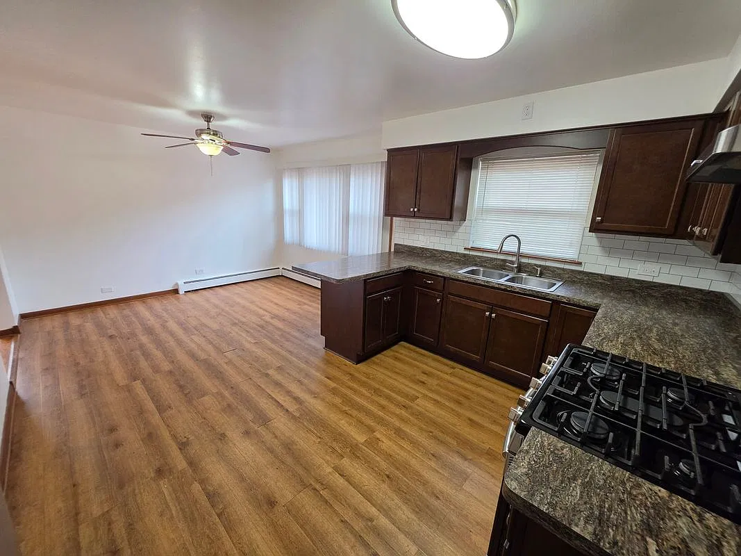 3 bed, 1.0 bath, 1300 sqft, $2,350 — Photo 4