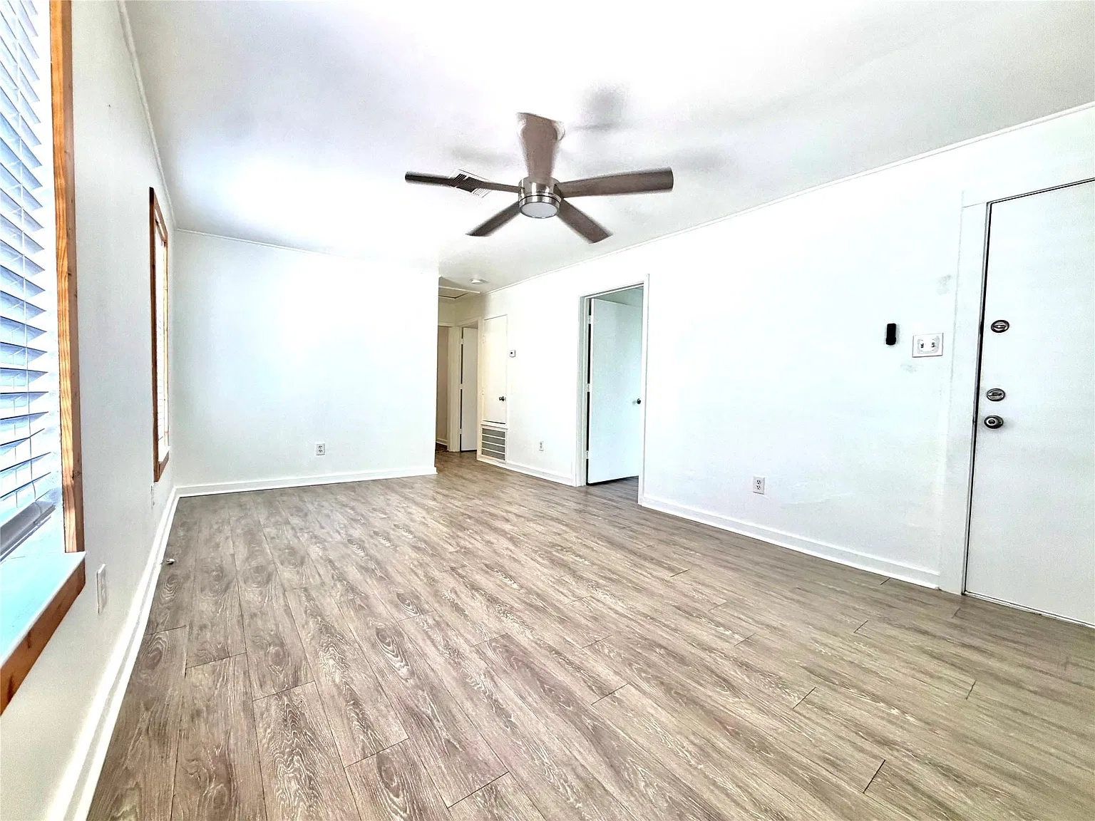 3 bed, 816 sqft, $2,100 — Photo 2