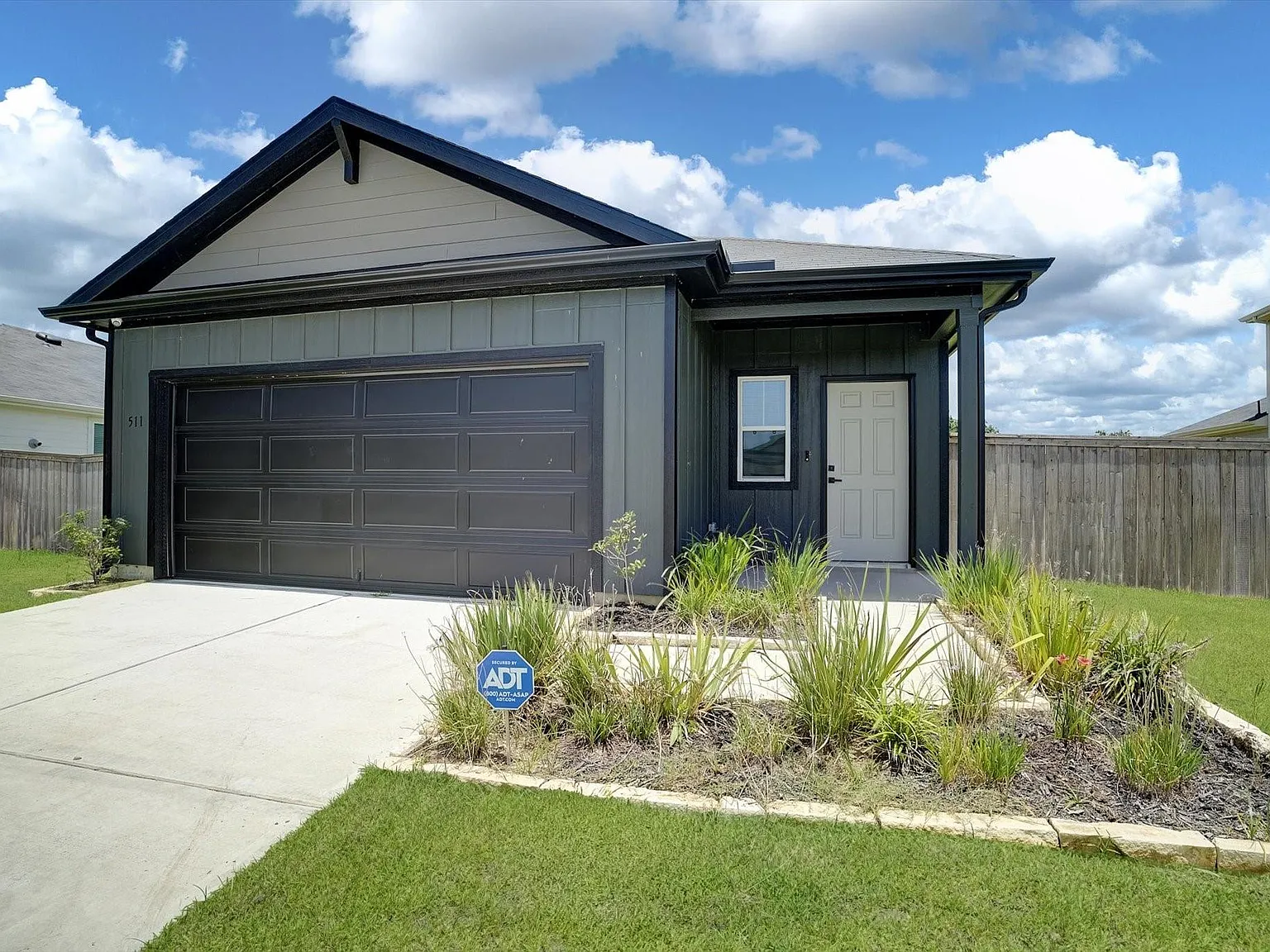 4 bed, 2.0 bath, 1814 sqft, $2,400 — Photo 2