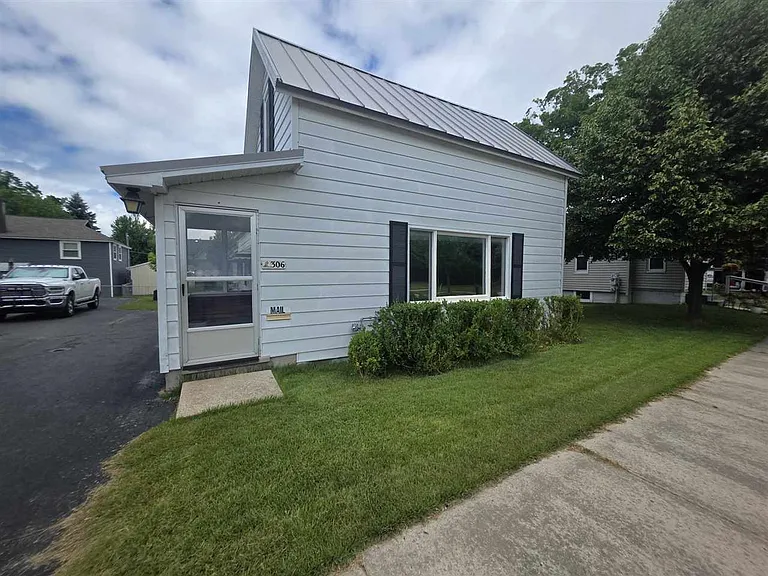 306 Ione St — Photo 2