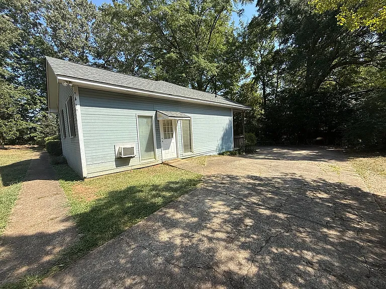 1402 Northgate Dr — Photo 3