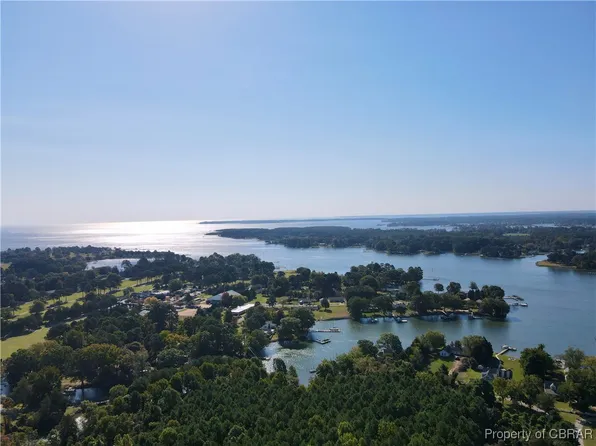 1 Tuckahoe Dr, Kilmarnock, VA 22482